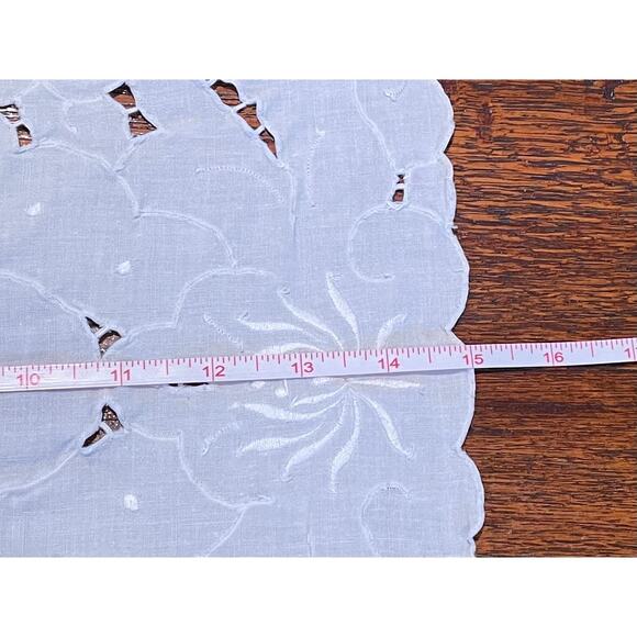 VTG Cotton White Embroidered Floral Eyelet Placemats, Scalloped Edge, Set of 4 - Picture 7 of 8